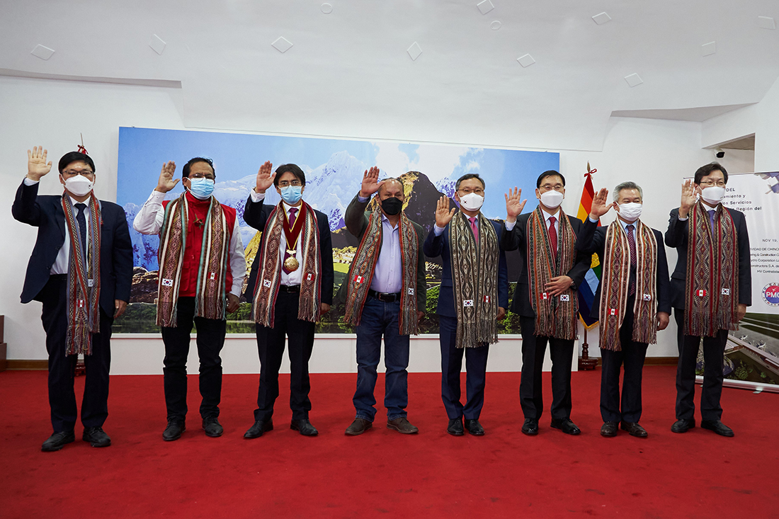 In Peru, President Yoon Young-joon (third from the right) and related officials being photographed during the groundbreaking ceremony for the construction of Perus Chinchero Airport
